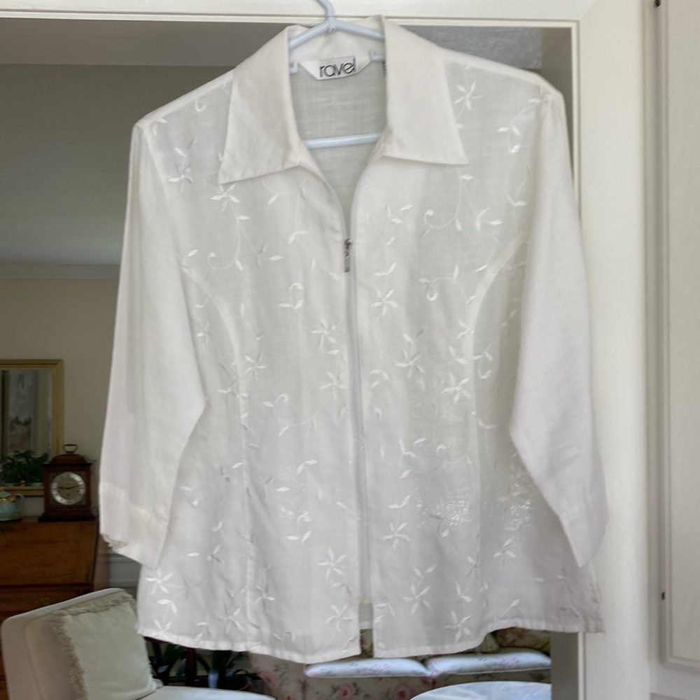 Women’s vintage white embroidered lightweight jacket/ top